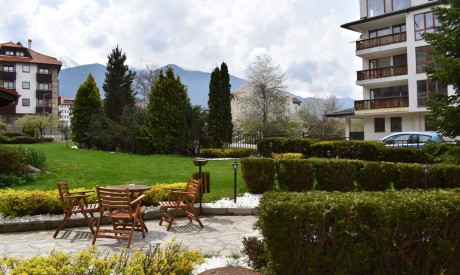 Просторен апартамент с една спалня и изглед към градината