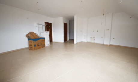 Отличная трехкомнатная квартира с тремя ванными комнатами, жилой дом с лифтом, гр. Банско