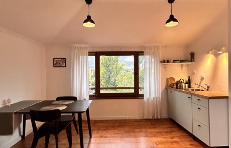 Страхотен двустаен обзаведен апартамент в сграда недалеч от парка и стария квартал на гр. Банско Страхотен двустаен обзаведен апартамент в сграда недалеч от парка и стария квартал на гр. Банско