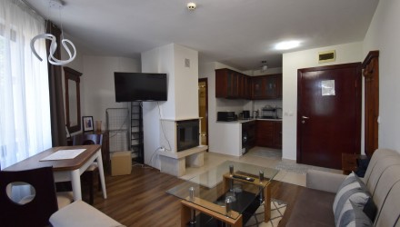 Двустаен апартамент под наем, напълно обзаведен и готов за нанасяне.