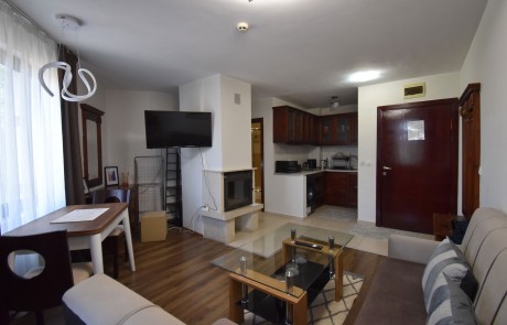 Двустаен апартамент под наем, напълно обзаведен и готов за нанасяне.