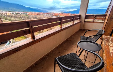 Уютен двустаен апартамент с тераса и гледка към планината в Банско