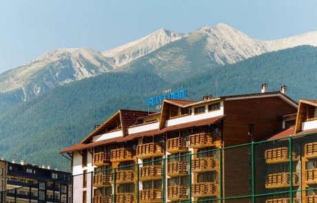 Просторен мебелиран апартамент, район Банско.