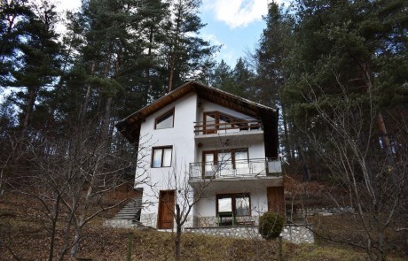 Дом недалеко от Банско в лесу